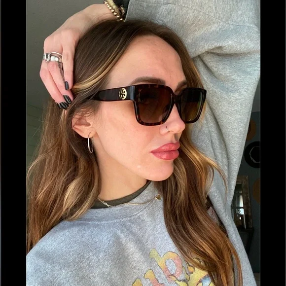 ☀️Tory Burch Sunnies•Tortoise Frames•Gold Tory Burch Logo☀️ - Picture 3 of 11